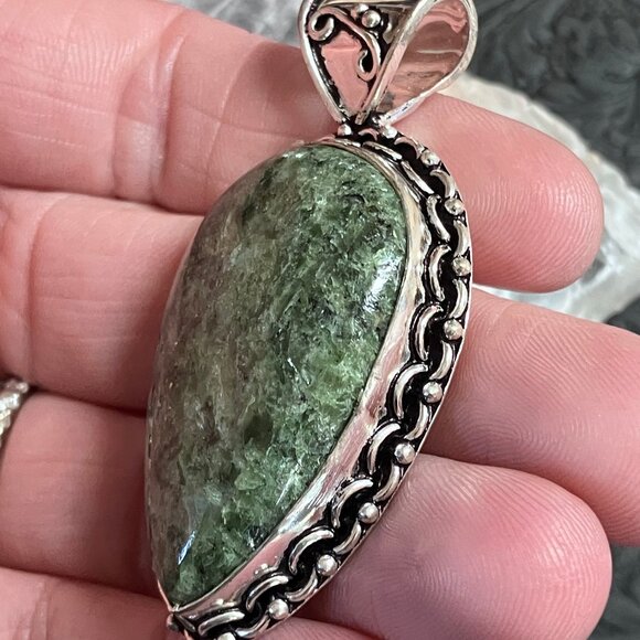Flashy Green Tourmaline Pendant Crystal Stone Jewelry - Picture 4 of 6